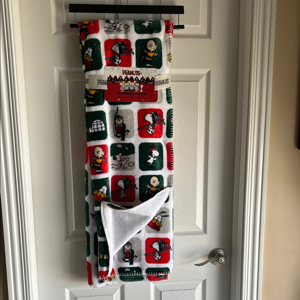 Peanuts Festive Fleece Blanket with Red and Green